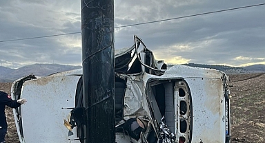 Reklam tabelasına çarpan otomobilin sürücüsü öldü