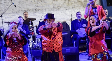 Romanlar Günü’nde kalpler 9/8’lik şarkılarla attı