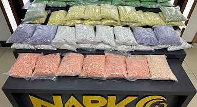 Uşak'ta uyuşturucu hap bulunan otomobildeki 2 şüpheli tutuklandı