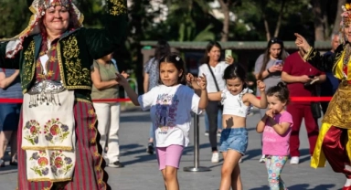 Bornova Halk Dansları Festivali coşkuyla başladı