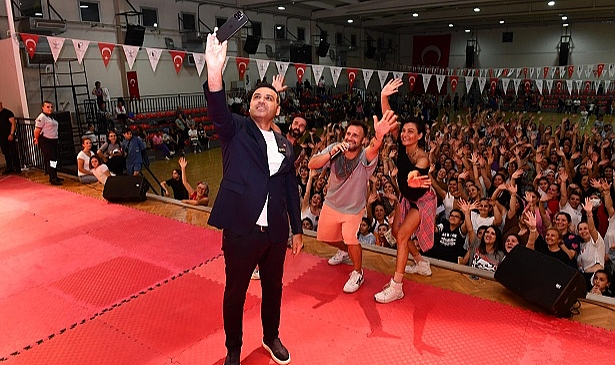 Çiğli’de 19 Mayıs coşkusu dans gösterisiyle zirve yaptı
