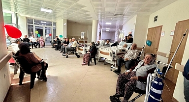 Demirci'de palyatif servisindeki hastalara moral konseri