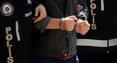 İzmir'de 1'i kırmızı bültenle aranan 2 kişi yakalandı