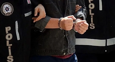 İzmir'de 1'i kırmızı bültenle aranan 2 kişi yakalandı