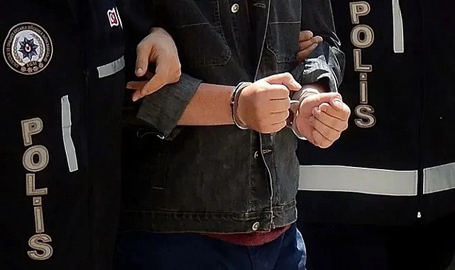 İzmir'de 1'i kırmızı bültenle aranan 2 kişi yakalandı