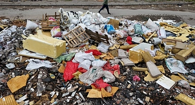 İzmir’de Atık Tepkisi: Esnaf İsyan Etti