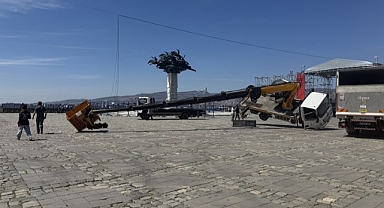 İzmir’de Sahne Kurulumunda Vinç Devrildi: 1 Yaralı