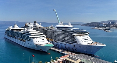 Kuşadası’na 2 Gemiyle Turist Akını