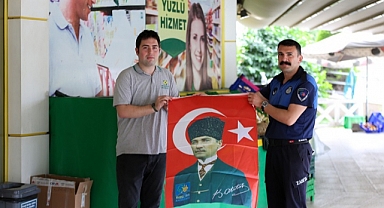 Narlıdere’den Esnafa Atatürk Bayrağı