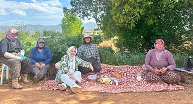 Tütün tarlalarında Anneler Günü kutlaması
