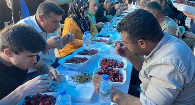 10 Dakikada 2,5 Kilo Kiraz Yedi