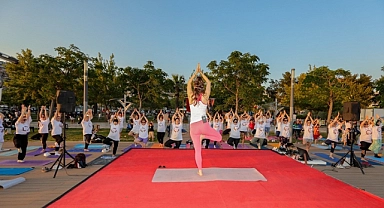 Bayraklı Sahilinde Dünya Yoga Günü Coşkusu