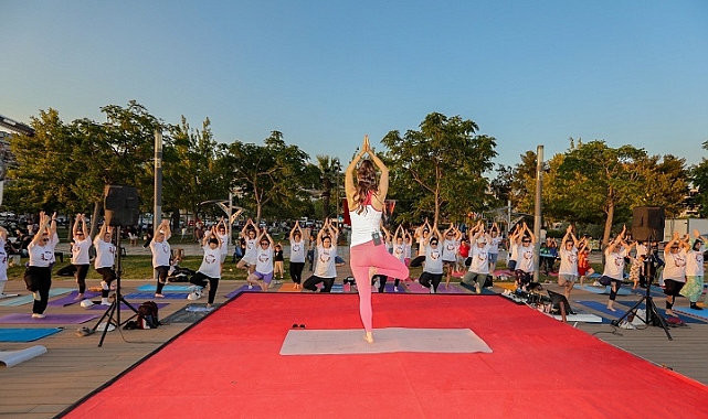 Bayraklı Sahilinde Dünya Yoga Günü Coşkusu