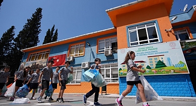 İzmir’de Öğrenciler Atıkla Kantin Alışverişi Yapıyor