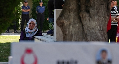 İzmir’de Şehit Ailelerinden Arife Günü Duygusal Ziyaret