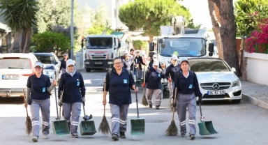 Mahalle temizlik timi iş başında