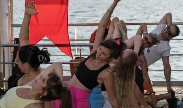 İzmir&#039;de güneşi yoga ile uğurladılar