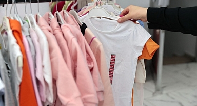 Konak’ta Bayram Sevinci Giysi Market’te Büyüyor