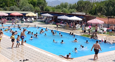 Salihli Sıcağında Havuz Keyfi