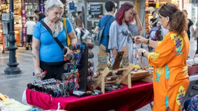 Karşıyaka’da Gece Pazarı Kadın Emeğiyle Işıldıyor