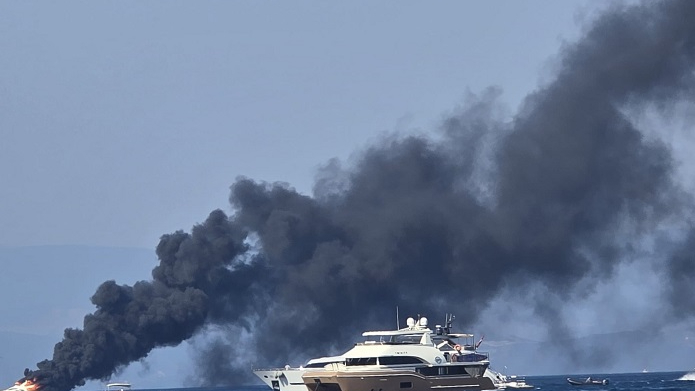Bodrum açıklarında motoryat yangını