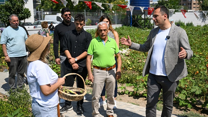 Bornova’da Kent Bostanlarında Hasat Sevinci