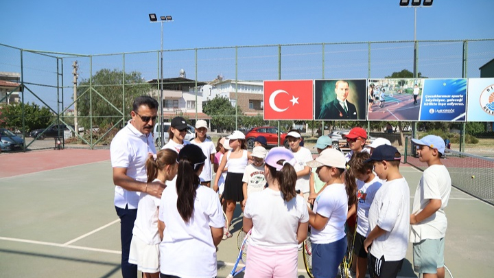 Dikili’de Minikler Kortla Tanışıyor