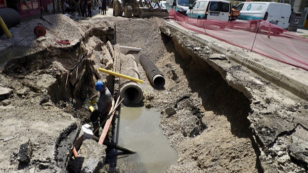 İzmir'de doğal gaz patlaması ulaşımı felç etti