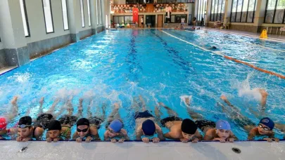 Bornova’da Yaz Dönemi Yüzme Kursları İlgi Gördü