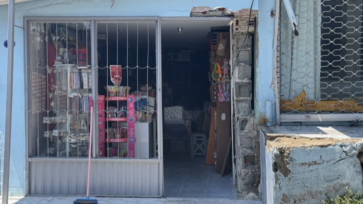 İzmir'de Otomobil Kırtasiye Dükkanına Daldı