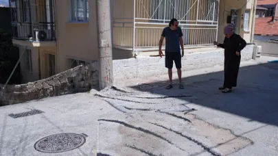 İzmir’de Bozuk Yollar Halılarla Örtülüyor