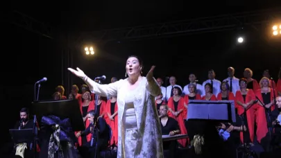 Yıldızların Altında Duygulu Gece