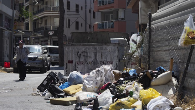 Karşıyaka'da Çöp Sorunu Büyüyor