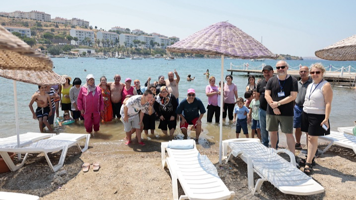 Konak Belediyesi’nden Engellilere Deniz Hediyesi