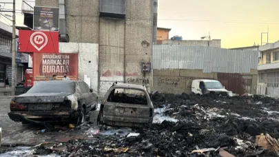 İzmir'de çöp yangını 6 aracı kül etti