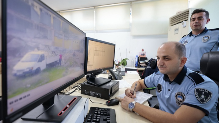Konak’ta Kaçak Döküme Kameralı Takip