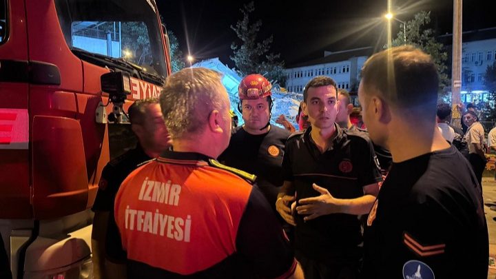 İzmir İtfaiyesi Sındırgı’da Deprem Nöbetinde