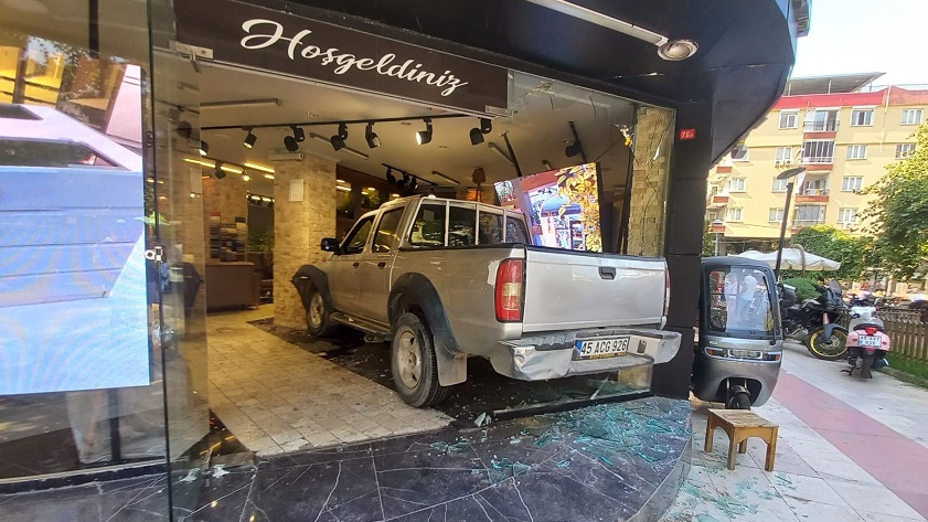 Pikap Otomobile Çarpıp Mağazaya Girdi: 2 Yaralı