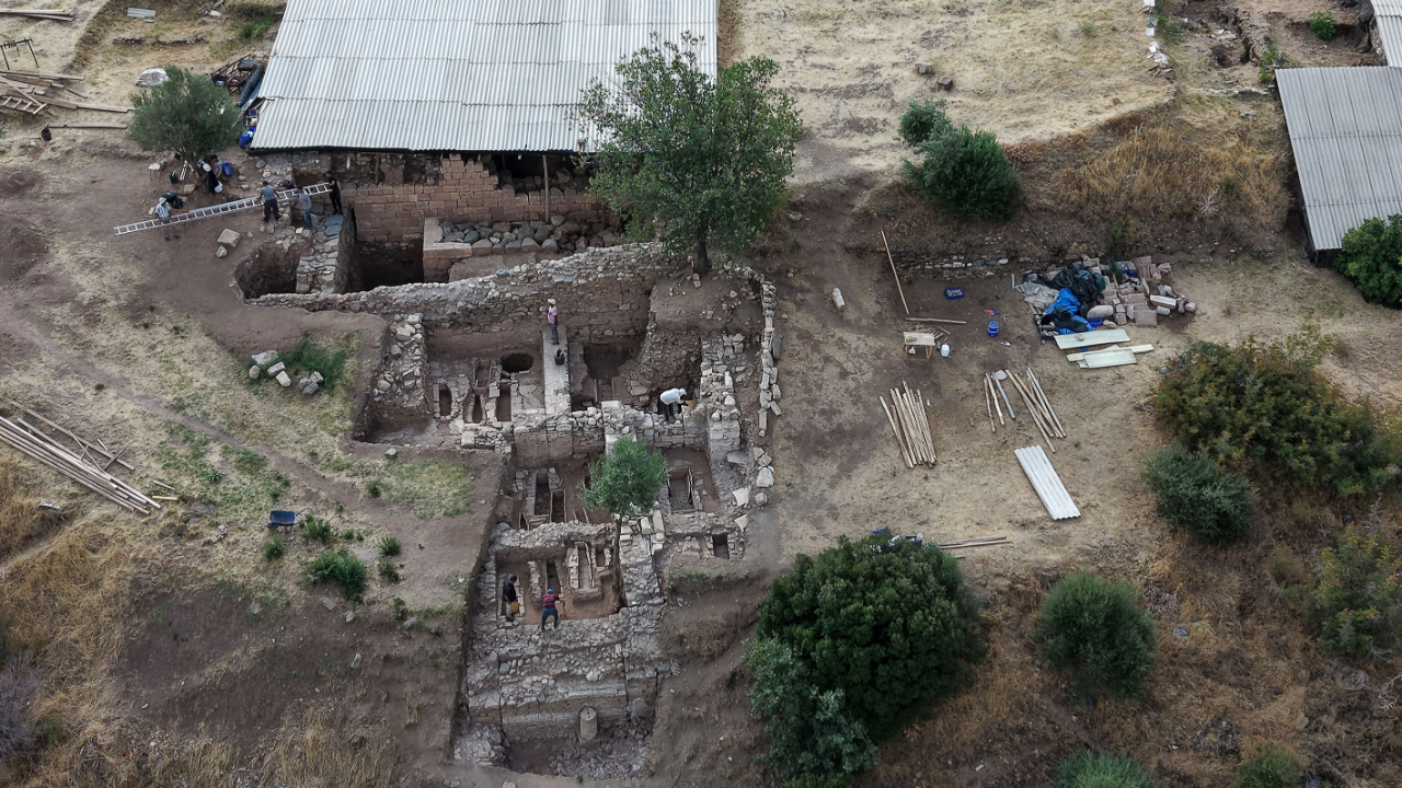 Sardes’te 2 Bin 800 Yıllık Lidya Sarayı Gün Yüzüne Çıktı