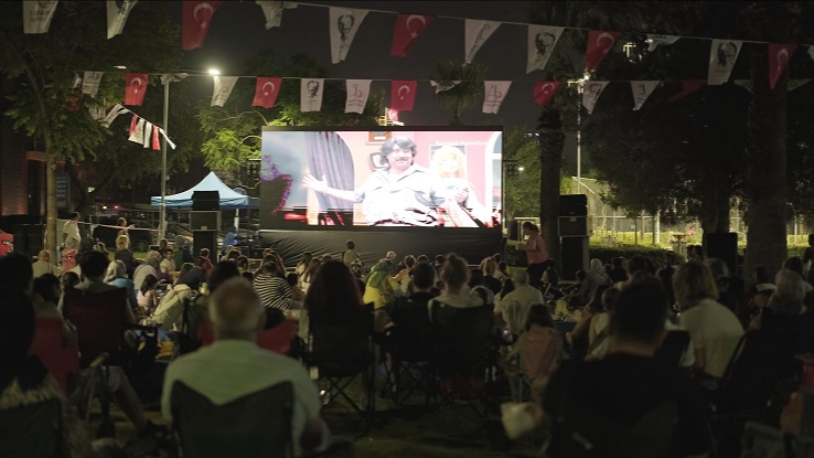 Bayraklı’da Yaz Geceleri Açık Hava Sinemasıyla Şenlendi
