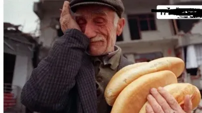 Ekmekli Yaşlı Adam fotoğrafını k,m çekti?