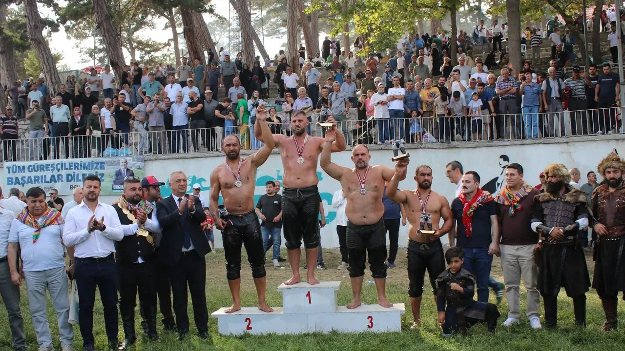 Domaniç Yağlı Güreşleri’nde Başpehlivan Nedim Gürel