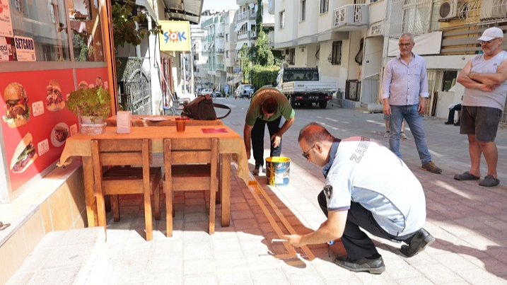 Konak’ta Kaldırımlar Sarı Çizgiyle Düzenleniyor