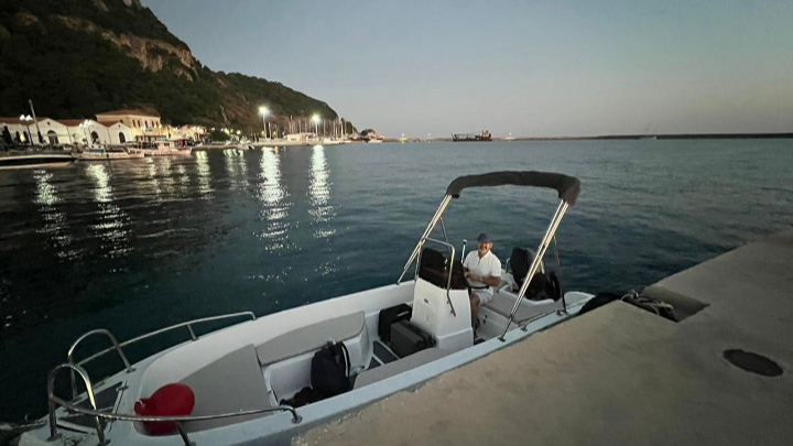 Çeşme’den Sisam’a sürüklenen tekne Türkiye’ye getirildi