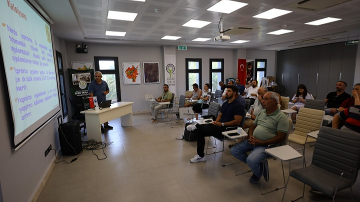 Efes Tarlası’nda nar üreticilerine eğitim