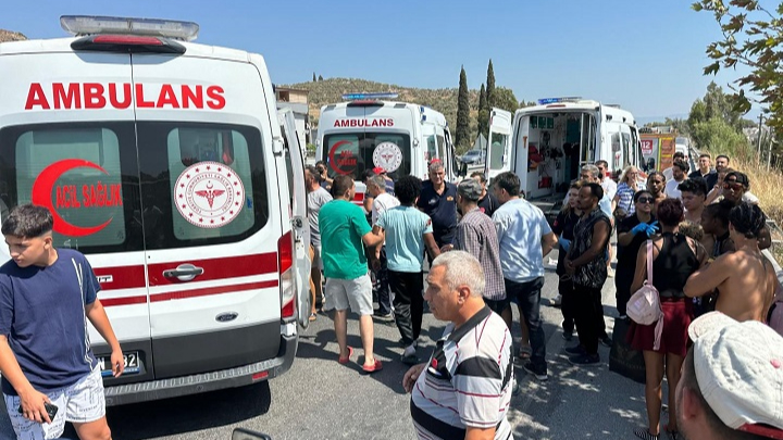 Kuşadası’nda Tur Minibüsü Devrildi: 7 Turist Yaralandı