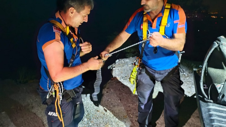 İzmir’de kayalıklarda mahsur kalan 3 genç kurtarıldı