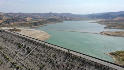 Gediz Nehri kuraklık nedeniyle bazı bölümlerde kurudu