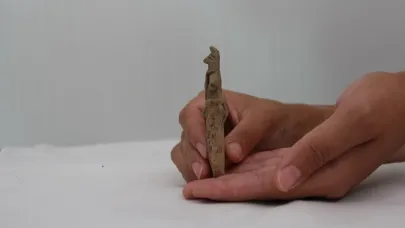 Ulucak Höyüğü’nde 8 Bin Yıllık Kil Figür
