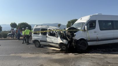 Servis minibüsüyle hafif ticari araç çarpıştı: 1 ölü, 12 yaralı